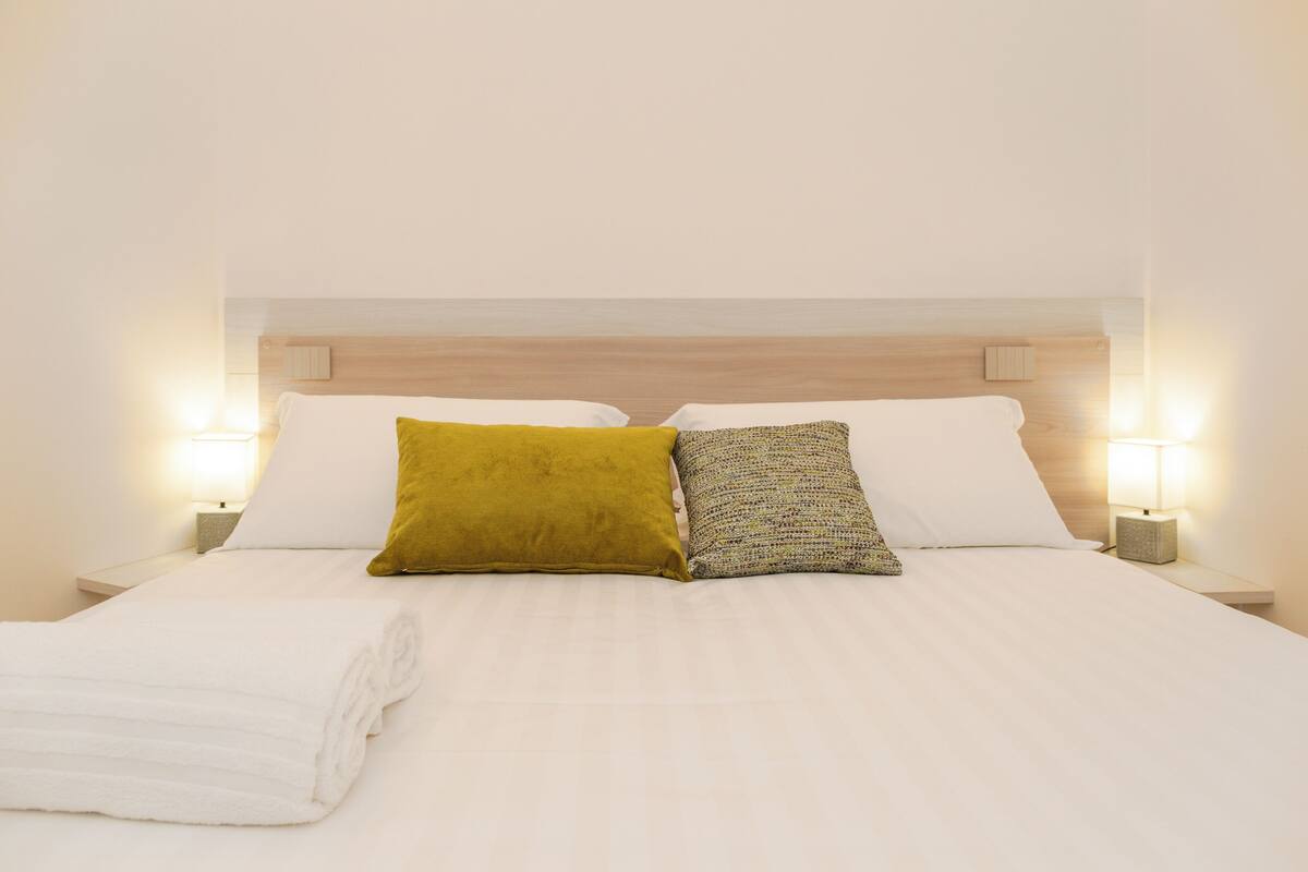 Tek Büyük Yataklı Oda | Kuştüyü yorgan, memory foam (visko elastik) yatak, odada kasa, masa