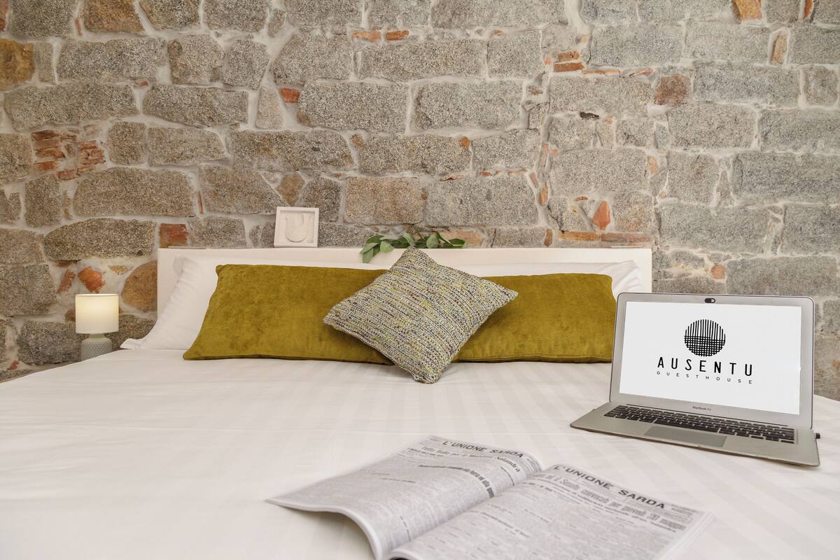 Deluxe Üç Kişilik Oda | Kuştüyü yorgan, memory foam (visko elastik) yatak, odada kasa, masa