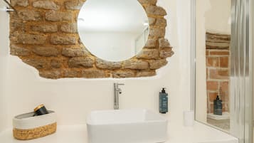 Quadruple Room | Bathroom | Hair dryer, towels, soap, shampoo