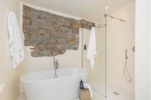 Deluxe Triple Room | Bathroom | Hair dryer, bidet, towels, soap - Ausentu Guest House (Tortoli)