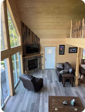 Tv, eldstad, ett bordtennisbord och böcker