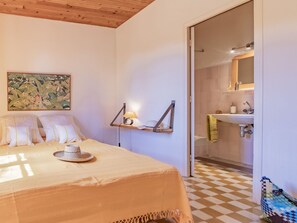 1 slaapkamer, een strijkplank/strijkijzer, wifi