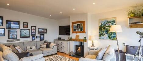 Smart TV, fireplace