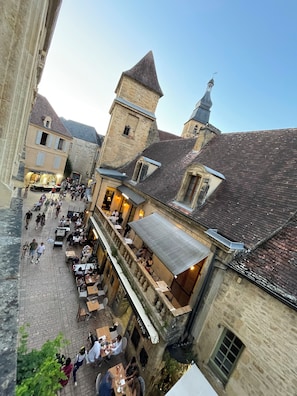 Outdoor dining - THE Nest, 45m2 Lumineux au Cœur Historique de Sarlat, Avec Ascenseur ! (Sarlat)