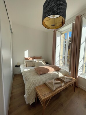 1 slaapkamer, een strijkplank/strijkijzer, gratis wifi, beddengoed