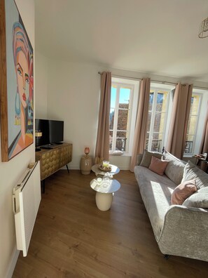 Smart TV, books - THE Nest, 45m2 Lumineux au Cœur Historique de Sarlat, Avec Ascenseur ! (Sarlat)