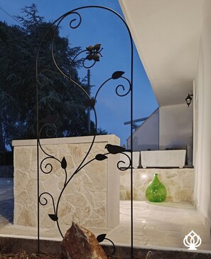 Exterior detail - The House on the Knoll-Valle d'Itria CIN:IT073013C200089627 CIS:TA07301391000050432 (Alberobello)