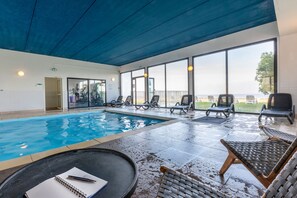 Indoor pool - Appartement 300m de la Mer | Accès Piscine (Plougasnou)