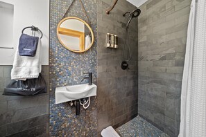 Een douche, een haardroger, handdoeken