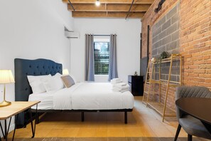 Habitación exclusiva, 1 cama de matrimonio con sofá cama (Shared Bathroom) | Ropa de cama de alta calidad y colchones viscoelásticos