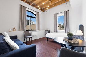 Habitación exclusiva, 1 cama de matrimonio con sofá cama (Shared Bathroom) | Ropa de cama de alta calidad y colchones viscoelásticos