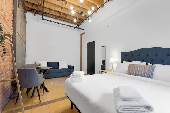 Habitación exclusiva, 1 cama de matrimonio con sofá cama (Shared Bathroom) | Ropa de cama de alta calidad y colchones viscoelásticos