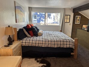 1 bedroom, free WiFi, bed sheets - New Remodeled Studio-Loft Convenient to Town & Bus (Mammoth Lakes)