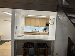 Fridge, microwave, oven, stovetop - New Remodeled Studio-Loft Convenient to Town & Bus (Mammoth Lakes)