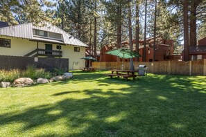 Outdoor dining - New Remodeled Studio-Loft Convenient to Town & Bus (Mammoth Lakes)