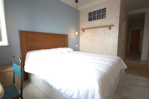 2 bedrooms, iron/ironing board, bed sheets