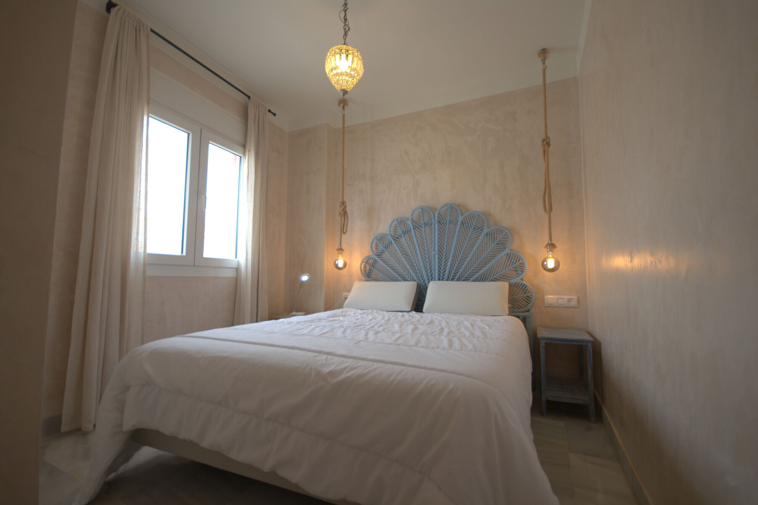 2 عدّة غرف نوم ومكواة/لوح كي وملاءات أسرّة