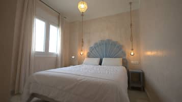 2 dormitorios, tabla de planchar con plancha, ropa de cama