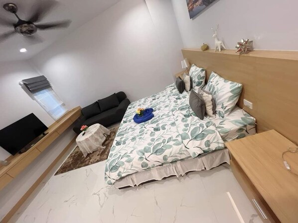 4 bedrooms, iron/ironing board, WiFi, bed sheets