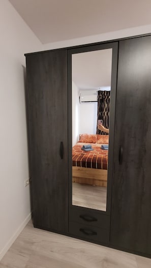 1 soverom, skrivebord, lydisolert og wi-fi (inkludert)