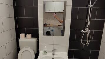 Douche, articles de toilette gratuits, sĂšche-cheveux, chaussons