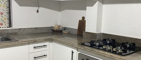 Geladeira, micro-ondas, fogão, cooktop