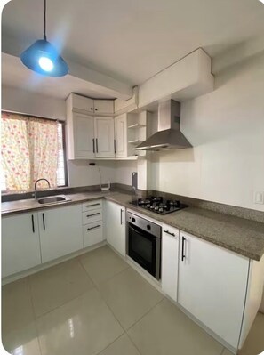 Fridge, microwave, oven, stovetop - Amplia casa para disfrutar en familia, vaciones o trabajo (Guayaquil)