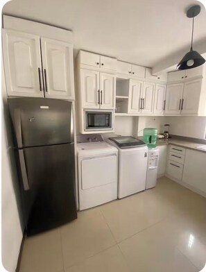 Refrigerador, microondas, horno, placa de cocina