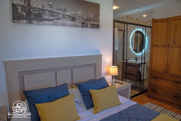 9 chambres, fer et planche à repasser, Wi-Fi, draps fournis