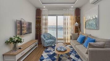 Standard-Apartment, 2 Schlafzimmer, Meerblick | Wohnbereich | Fernseher