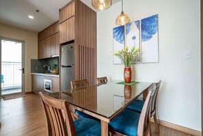 Standard Apartment, 2 Bedrooms, Ocean View | In-room dining