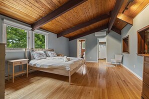 3 bedrooms, desk, iron/ironing board, WiFi