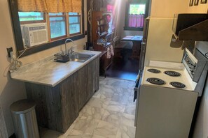 Fridge, microwave, oven, stovetop - Charming Hideaway suite in the heart of the PA Grand Canyon with AC, WiFi (Wellsboro)