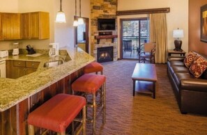Living area - 4-bedroom Presidential Suite in the heart of the Wisconsin Dells! (Baraboo)