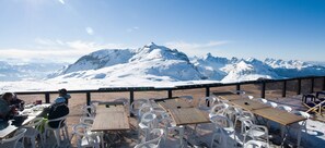 Outdoor dining - Appart au pied des Grands Vans avec jacuzzi commun (FLAINE)