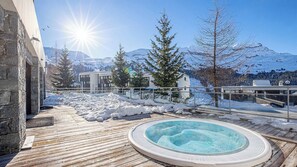 Bañera de hidromasaje al aire libre