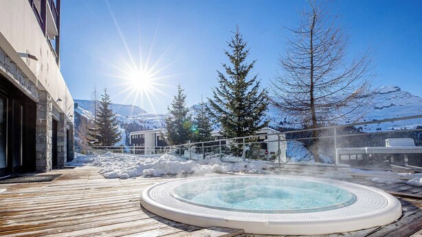 A hot tub surrounded by snow, with a mountain view in the background. - Duplex 6p • Pied des pistes | Jacuzzi & piscine (FLAINE)