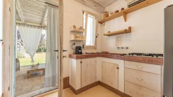 Frigorifero, microonde, piano cottura, macchina per tè/caffè