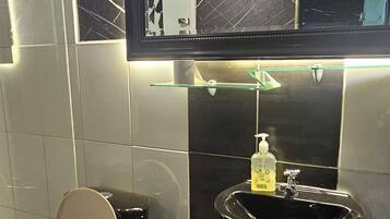 Chuveiro, secador de cabelo, toalhas de banho, sabonete