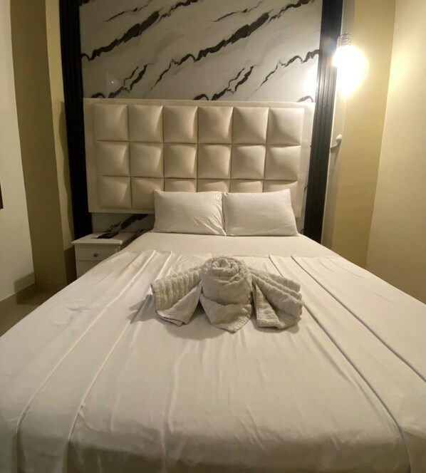 7 bedrooms, in-room safe, iron/ironing board, free WiFi