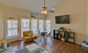 Apartment, Mehrere Betten, Balkon, Poolblick (Gulfpoint 1302) | Wohnbereich