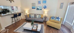 Leilighet, flere senger, balkong, bassengutsikt (Gulfpoint 1302) | Oppholdsområde | En 32-tommers TV med Parabol-TV