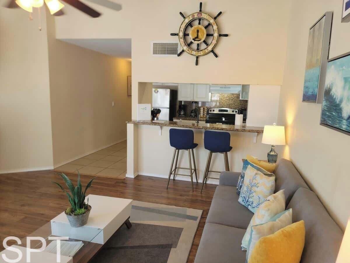 コンドミニアム ベッド (複数台) バルコニー プールビュー (Gulfpoint 1302) | リビング エリア | 32 インチのテレビ (衛星放送視聴可)