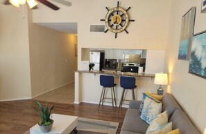 Apartment, Mehrere Betten, Balkon, Poolblick (Gulfpoint 1302) | Wohnbereich