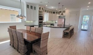 Maison, plusieurs lits, accès piscine (Padre Beach House) | Restauration