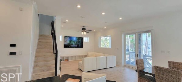 Huis, meerdere bedden, toegang tot zwembad (Padre Beach House) | Woonruimte | Een 32-inch televisie met kabelzenders