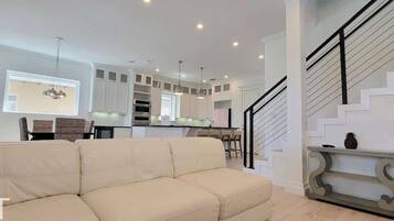 Maison, plusieurs lits, accÚs piscine (Padre Beach House) | Coin séjour