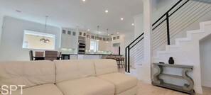 하우스, 침대(여러 개), 수영장 이용 (Padre Beach House) | 거실 공간 | 케이블 채널 시청이 가능한 32인치 TV