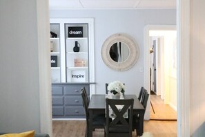 Dining - 4 bedroom parking ,washer & dryer Apt (New York)