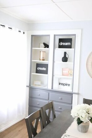 Dining - 4 bedroom parking ,washer & dryer Apt (New York)